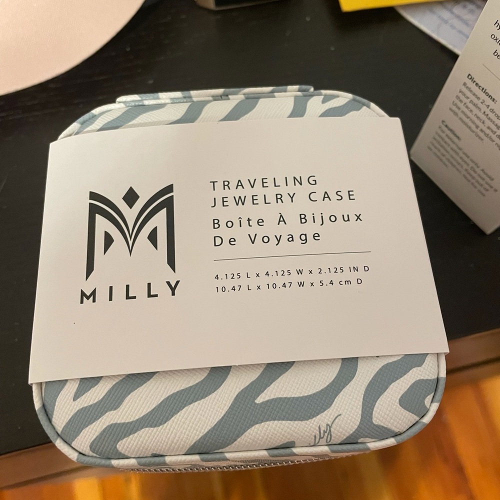 Traveling jewelry case